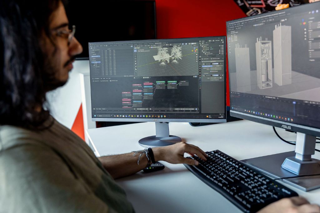 Medewerker Letink Design aan het werk met de nieuwe IT-omgeving opgezet door Connectium